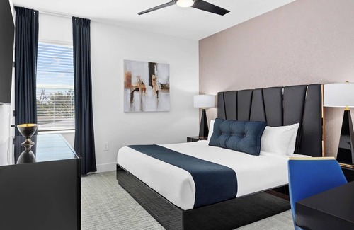 Florida Center Hotel | Villatel Orlando Resort, 5 Bedroom Villa, Sports Courts & Splash Pad Access