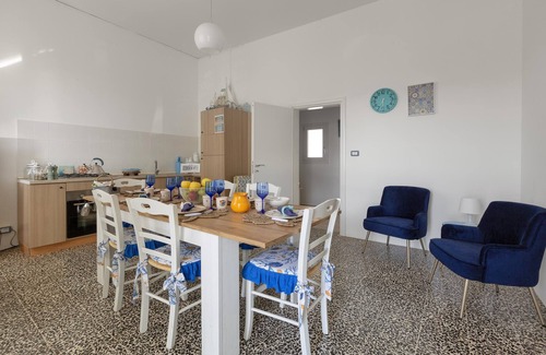 Posto Rosso House | Villetta White by BarbarHouse