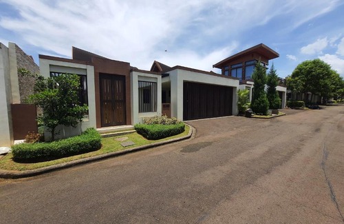 Ciawi Villa | Vimala Hills BroVard Sixteen Villa