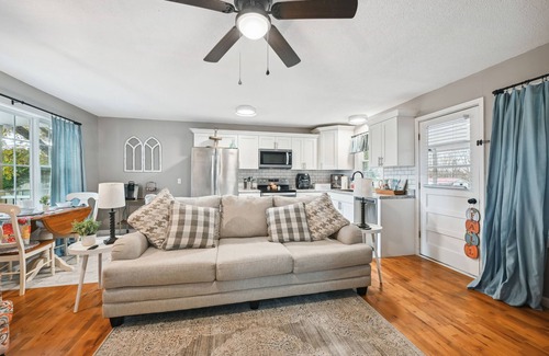 Vine Grove House | Vine Grove Home w/Deck, 4 Mi to Saunders Springs!