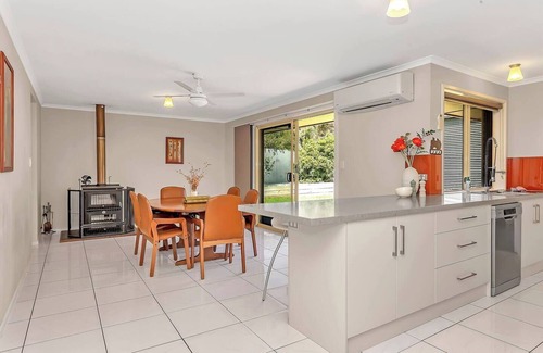 Lenswood House | Vinea Vista Hillside Homestead amid Rural Beauty