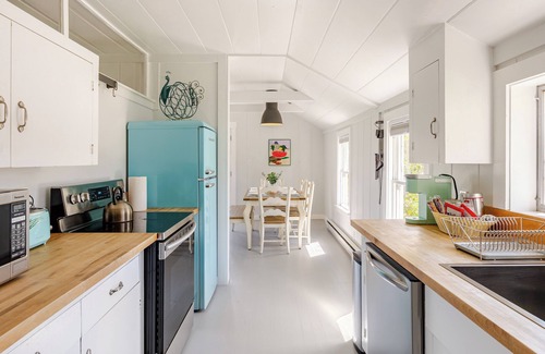 Kenwood House | Vineyard Cottage Hot Tub Bottle of Wine & Wine Tasting Included