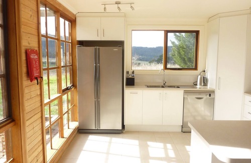 Tea Tree House | Vineyard holidays - Pinot Cottage, Richmond