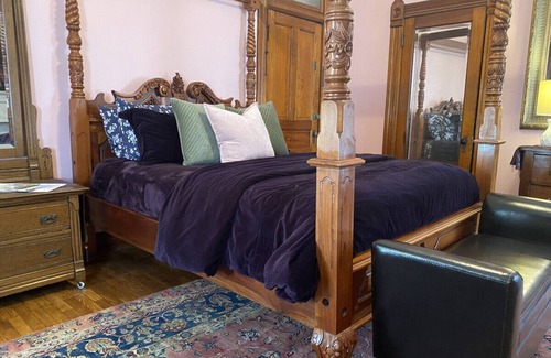 St. Joseph Bed & Breakfast | Vineyard Mansion - Lincoln Room - 1 Queen Bed