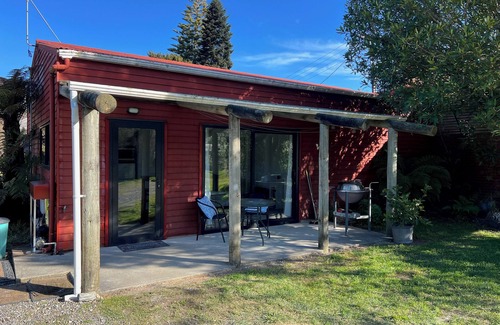 Riwaka Cottage | Vineyard Retreat near stunning Abel Tasman
