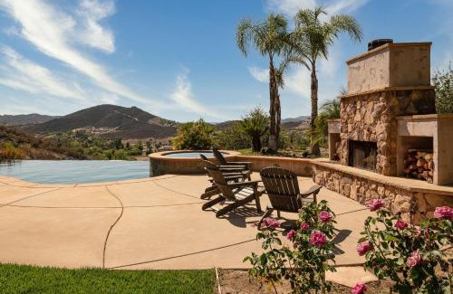 Murrieta House | Vineyard View by Fieldtrip 8 Bd with Infinity Pool Hot Tub Games