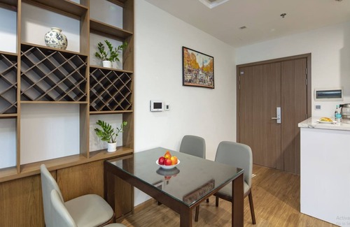 Ngoc Khanh Apartment | Vinhomes Metropolis 3 Bedroom Apartment with City View