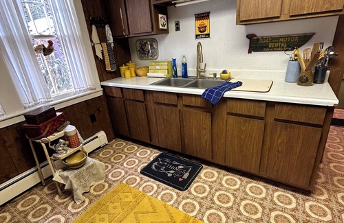 Pottersville Cabin | Vintage ADK Cabin- 2 King Beds- great deal- walk to Schroon lake-book today!