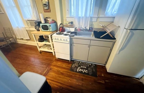 University Heights Apartment | Vintage & Affordable Unit 6 of 6