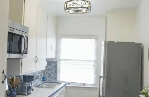 Wilshire Montana Apartment | Vintage and Cozy Studio in Santa Monica - E