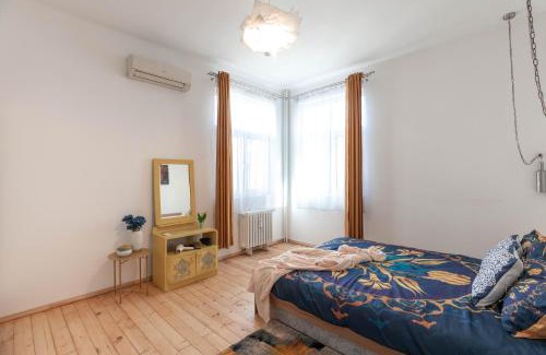 Sofia City Center Apartment | Vintage bohemian Paradise with Xbox Series X for BIG groups