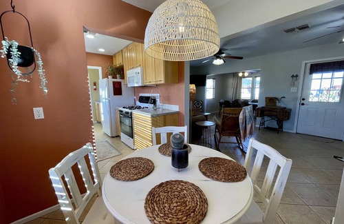 Twentynine Palms House | Vintage Charm ❤︎ Speedy JTNP North Entrance ❤︎ Bright and Airy ヅ Local Host