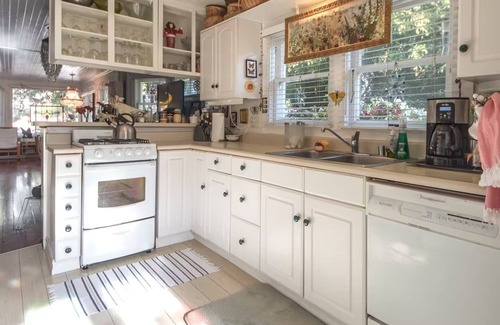 Ocean Park Cottage | Vintage Cottage steps from Venice Beach
