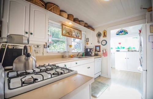 Ocean Park Cottage | Vintage Cottage steps from Venice Beach