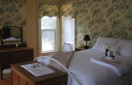 Newark Bed & Breakfast | Vintage Gardens Bed & Breakfast
