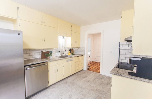 Bethel-Danebo House | Vintage Home By Parks- 20 min to U of O - 8 min to Airport - Pet Friendly