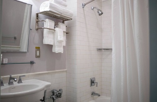 Goose Hollow Hotel | Vintage Hotel near Rose Garden, Forest Park, and Mansion! with Parking!