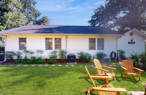 Cleveland House | Vintage house with firepit, wifi + steps to Truett McConnell University
