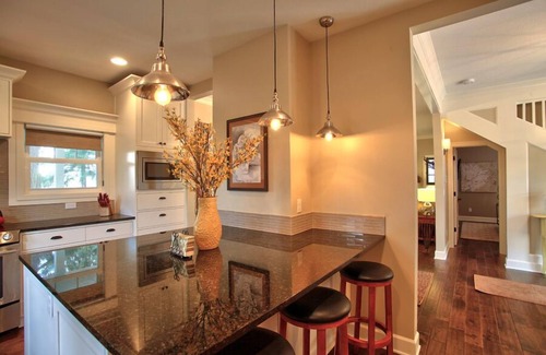 McMinnville House | Vintage Luxury Retreat