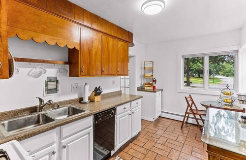 East Lansing Apartment | Vintage-modern apartment with hot tub!