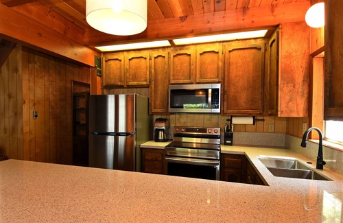 Strawberry Cabin | Vintage Pinecrest cabin with HUGE deck- 5 minutes to Pinecrest Lake