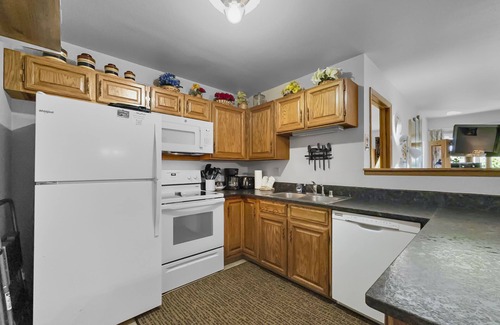Wildernest Condo | Vintage Ski Condo in Quiet Setting. Wood Fireplace, Hot Tubs, Pool. BB103