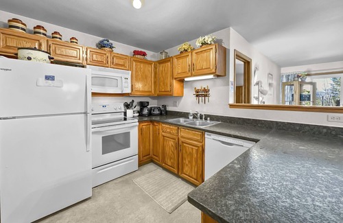 Wildernest Condo | Vintage Ski Condo in Quiet Setting. Wood Fireplace, Hot Tubs, Pool. BB103