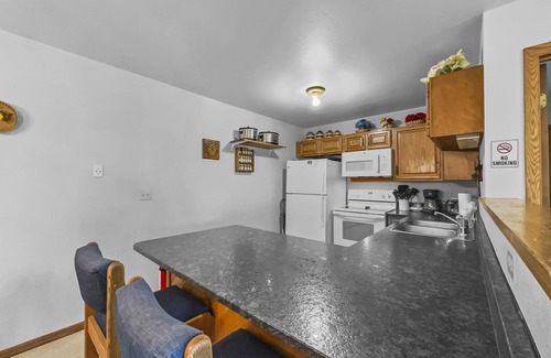 Wildernest Condo | Vintage Ski Condo in Quiet Setting. Wood Fireplace, Hot Tubs, Pool. BB103
