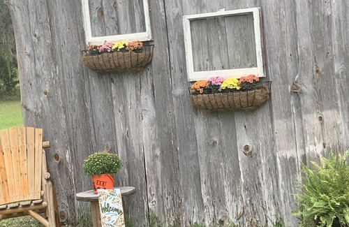 Floral City House | Vintage Suite Sits on a Beautiful 5 Acres. Just 5 Minutes From State Trails