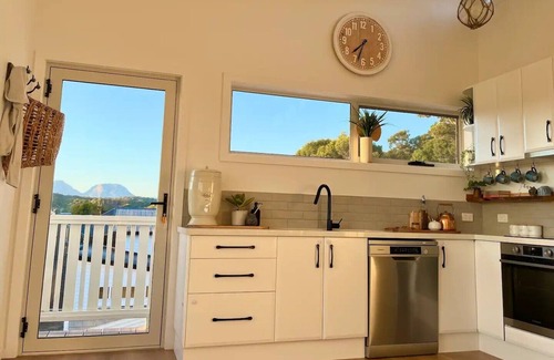 Coles Bay House | Viola - A coastal holiday retreat!