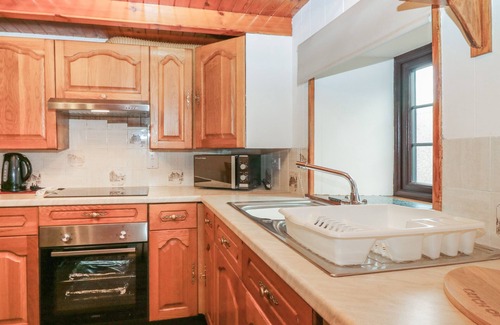 St Combs Cottage | VIOLA COTTAGE, pet friendly, character holiday cottage in Fraserburgh