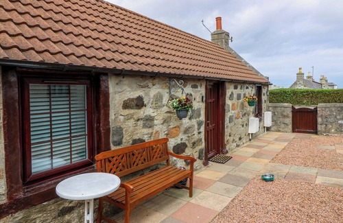 St Combs Cottage | VIOLA COTTAGE, pet friendly, character holiday cottage in Fraserburgh