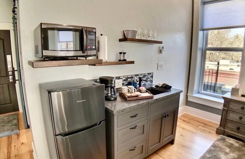 Eureka Springs Historic District Apartment | VIP Parking + Downtown + Shower for Two