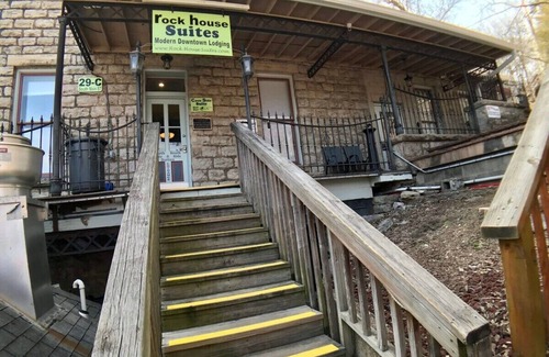 Eureka Springs Historic District Apartment | VIP Parking + Downtown + Shower for Two
