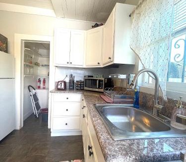 Wilshire Apartment | Visit Heart of LA Charming Bungalow