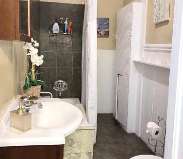 Wilshire Apartment | Visit Heart of LA Charming Bungalow