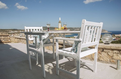 Menetai Apartment | Vista Mare Suites , 2 min drive to the sea (3)