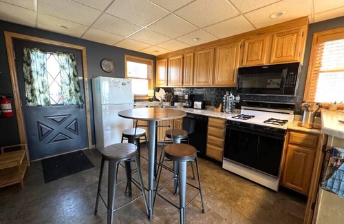 Eagle Mountain Cabin | Vistaview Chalet! Gorgeous Mississippi River view with year-round HOT TUB!