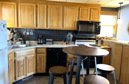 Eagle Mountain Cabin | Vistaview Chalet! Gorgeous Mississippi River view with year-round HOT TUB!