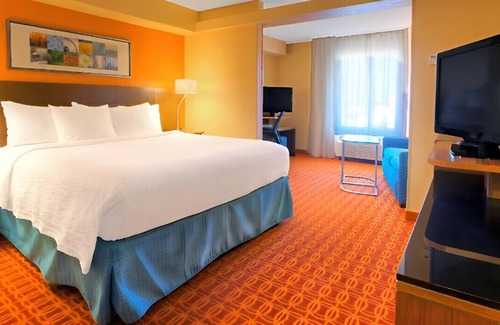Germantown House | Vivid Suite for a Couple's Escape! Free Breakfast