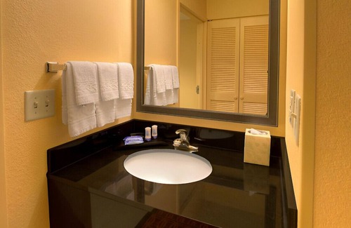 Germantown House | Vivid Suite for a Couple's Escape! Free Breakfast