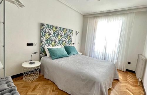 Salesas Apartment | Vivienda con Parking incluido - Zona Van Dyck