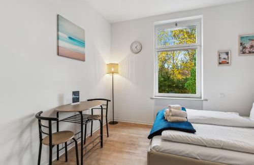 Eichwalde Apartment | Vorstadtoase - 2 Personen - Eichwalde, Nähe BER - Queensize-Bett, Netflix, Parken