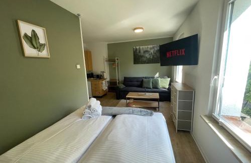 Eichwalde Apartment | Vorstadtoase - 3 Personen - Apartment mit Queensize-Bett, Badewanne, Schlafcouch, Parken, Netflix, Nähe BER