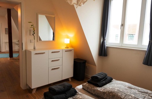 Goethestraße Apartment | Wölkchen - Wohnung mit Balkon, Holzdielen & TV