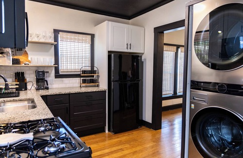 Dean Highland House | Waco family stay w/pickle ball court