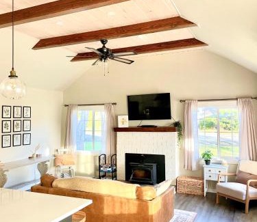 Ocean Park House | Waddle on Inn- Hot Tub, Pet Friendly, Fully Fenced, 5 Blocks to Beach!