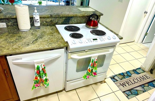 McCully - Moiliili Apartment | Waikiki Cozy Apartment, 2 Bedrooms, FREE parking, Sleep 6