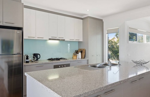 Ventnor House | Wake up to panoramic ocean views every day in this beautifully designed coastal haven, where comfort
