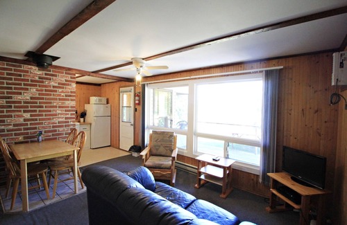 Manitoba Cabin | Wake up to waves at "Just Beachy"